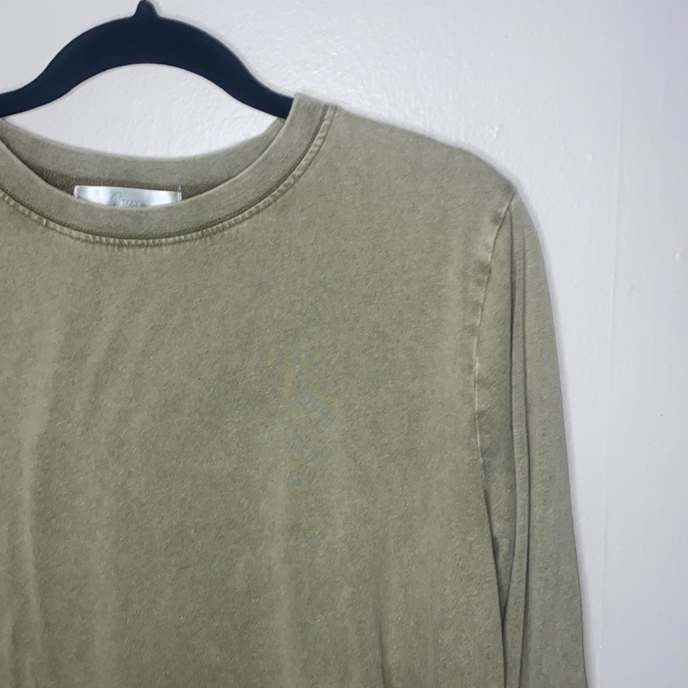 🐛Closet staple piece long sleeved tan with green tint colored soft tee!